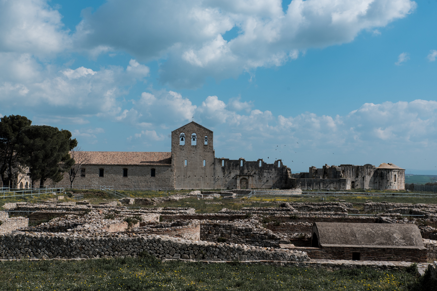Incompiuta, chies romanica, normanni, Venosa, Parco archeologico, Basilicata, turismo